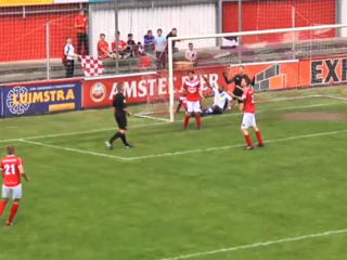 Uniek: scheidsrechter scoort tijdens voetbalwedstrijd!