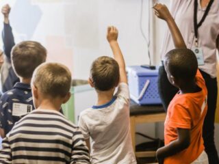 Ouders halen kinderen van school en geven zelf les via YouTube en Netflix