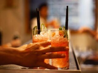 6 enorme frustraties waar je barmannen/-vrouwen vanaf kan helpen