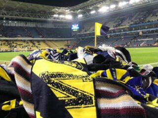 Prachtige actie Fenerbahçe-fans voor slachtoffers aardbeving Turkije