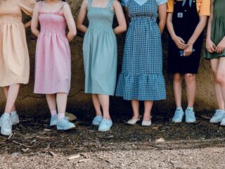 Veel ophef op Twitter over 'ouderwets' zomerkledingadvies van het ministerie