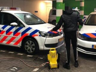 Geen boete, maar wel politieauto's schoonmaken na joyride