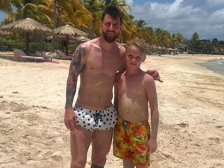 Messi verrast 11-jarige vakantieganger met spontaan potje beachsoccer