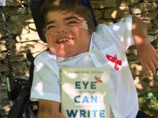 De 12-jarige Jonathan Bryan kan niet schrijven en praten, maar schreef toch een boek