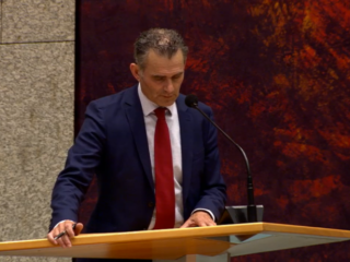 Kamerlid Tom van der Lee wordt onwel in de Tweede Kamer