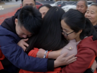 Chinese ouders zien dochter die ze gedwongen moesten afstaan na 15 jaar terug