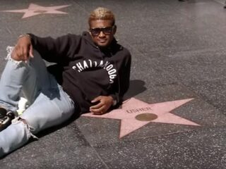 VIDEO: Usher leert James Corden sexy moves in Carpool Karaoke