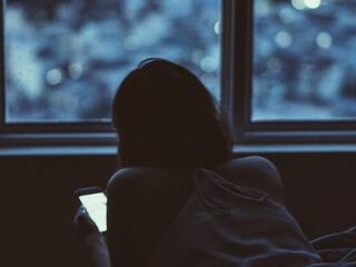 5% jongeren zet wekker om 's nachts appjes te checken