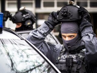 Twee mannen aangehouden voor voorbereiden aanslag in Nederland met bomvesten en autobommen