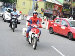 Postbezorger bezorgt hele dag in Spiderman-pak vanwege Avengers: Endgame