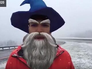 Weerman doet per ongeluk live verslag met Facebookfilters