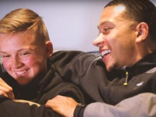 Memphis Depay bezoekt drie broertjes die 18-jarige broer Beau verloren bij verkeersongeluk