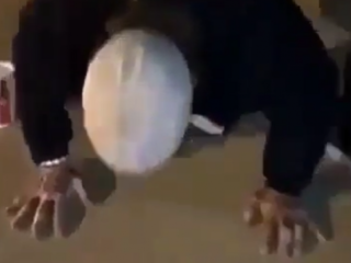 VIDEO: Meek Mill laat dakloze push ups doen voor $20 dollar