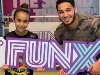 Amira (9) is wereldkampioen kickboksen en geeft tips aan FunX-dj Youssef