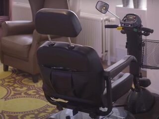 Studente Bernice (24) woont in een bejaardenhuis: "Het is echt een luxe"