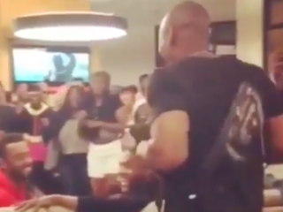 Kanye Wests Sunday Service zet jarige Dave Chappelle in het zonnetje