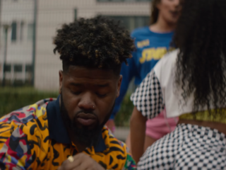 ValsBezig omringd door twerkende chicks in video van 'Buk'