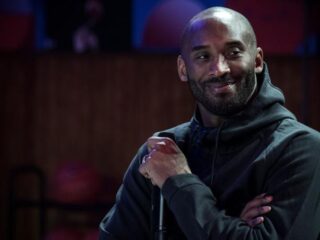 Basketbalvloer met handtekening Kobe Bryant gaat veiling in voor half miljoen
