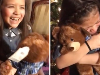 VIDEO: Zusjes huilen om stem van overleden opa in kerstcadeau