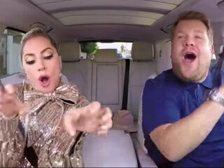 Lady Gaga gaat los in Carpool Karaoke: "Move bitch get out the way!"