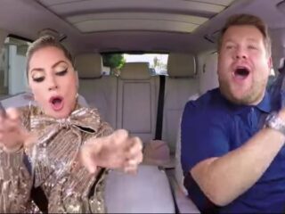Lady Gaga gaat los in Carpool Karaoke: "Move bitch get out the way!"