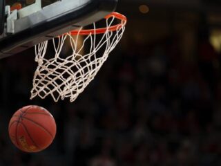 WNBA-basketballers maken statement tegen ongelijkheid tijdens seizoensopening