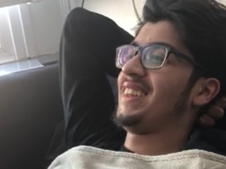 Sehraz (16) is weer thuis en krijgt verrassing van Frenna