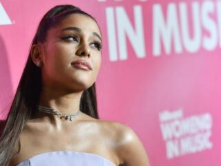 Ariana Grande emotioneel bij beladen concert in Manchester