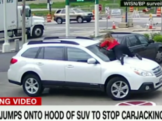 Vrouw bespringt motorkap terwijl autodief probeert weg te rijden