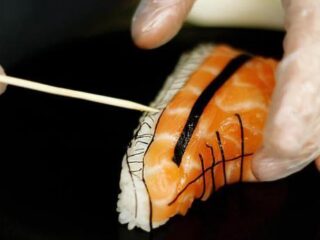 VIDEO: Deze chef maakt zieke sushi-sneakers