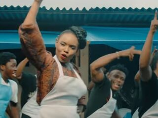Yemi Alade serveert Nigeriaanse lekkernijen in nieuwe 'Tumbum' video