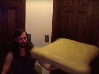 VIDEO: Man brengt kussens spinnen naar een heel ander level