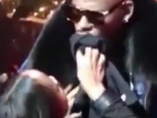 Fan grijpt R. Kelly bij z'n ballen tijdens concert