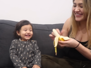 Meisje dolblij met banaan die ouders inpakten als kerstcadeau