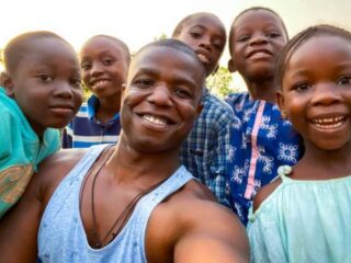 Chidi (29) maakt docu over moederland Nigeria: "Ik wil de mensen een stem geven"