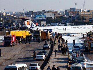 Vliegtuig schiet van landingsbaan in Iran en belandt op snelweg