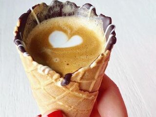 Koffie in een ijshoorntje