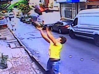 Tiener redt peuter die uit raam valt in Istanbul