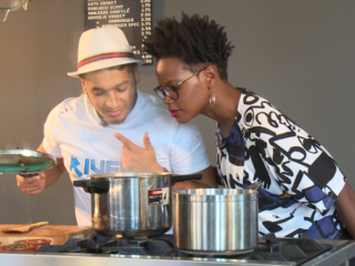 VIDEO: Youstoub kookt voor het eerst in zijn leven