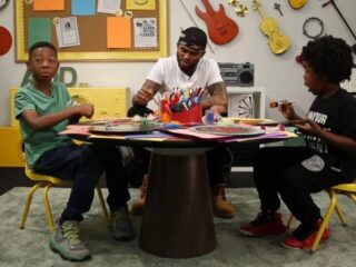 Kinderen spreken met Dave East over golddiggers, strippers, tattoos en NAS