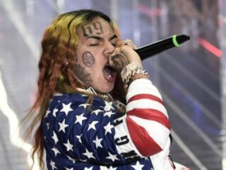 6ix9ine pleit onschuldig en zit nog minstens negen maanden vast