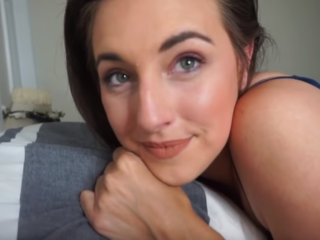 Het nieuwe YouTube fenomeen: video's van vrouwen die doen alsof ze je vriendin zijn