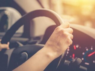 Boze cafébezoeker rijdt in op groep mensen in Rijsbergen