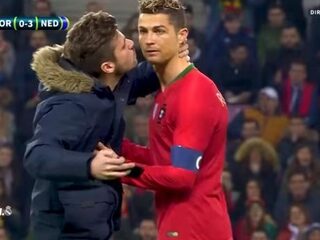 Voetbalmisser: Cristiano Ronaldo gekust door fan die veld oprende