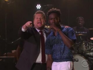 Mr. Eazi doet hits 'Leg Over' en 'In The Morning' live bij James Corden