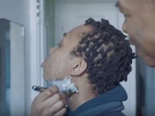 Veel lof voor inspirerende commercial over transgenders eerste scheerbeurt