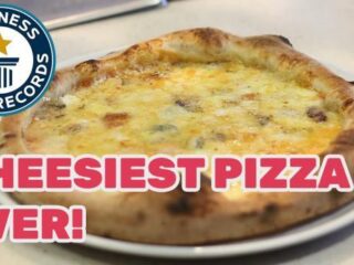Wereldrecord voor pizza met 111 soorten kaas!