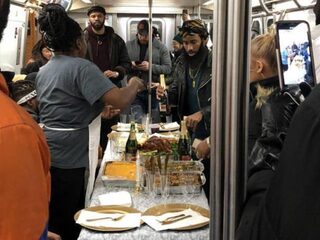 New Yorkers houden compleet Thanksgivingdiner in de metro