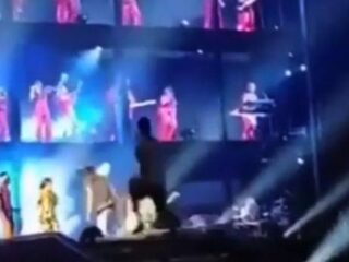 Fan bestormt podium Beyoncé en Jay Z maar wordt gepakt door dansers