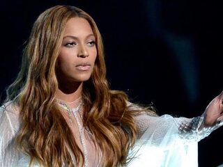 Beyoncé is gebeten in haar gezicht en fans zijn vastberaden om uit te zoeken door wie